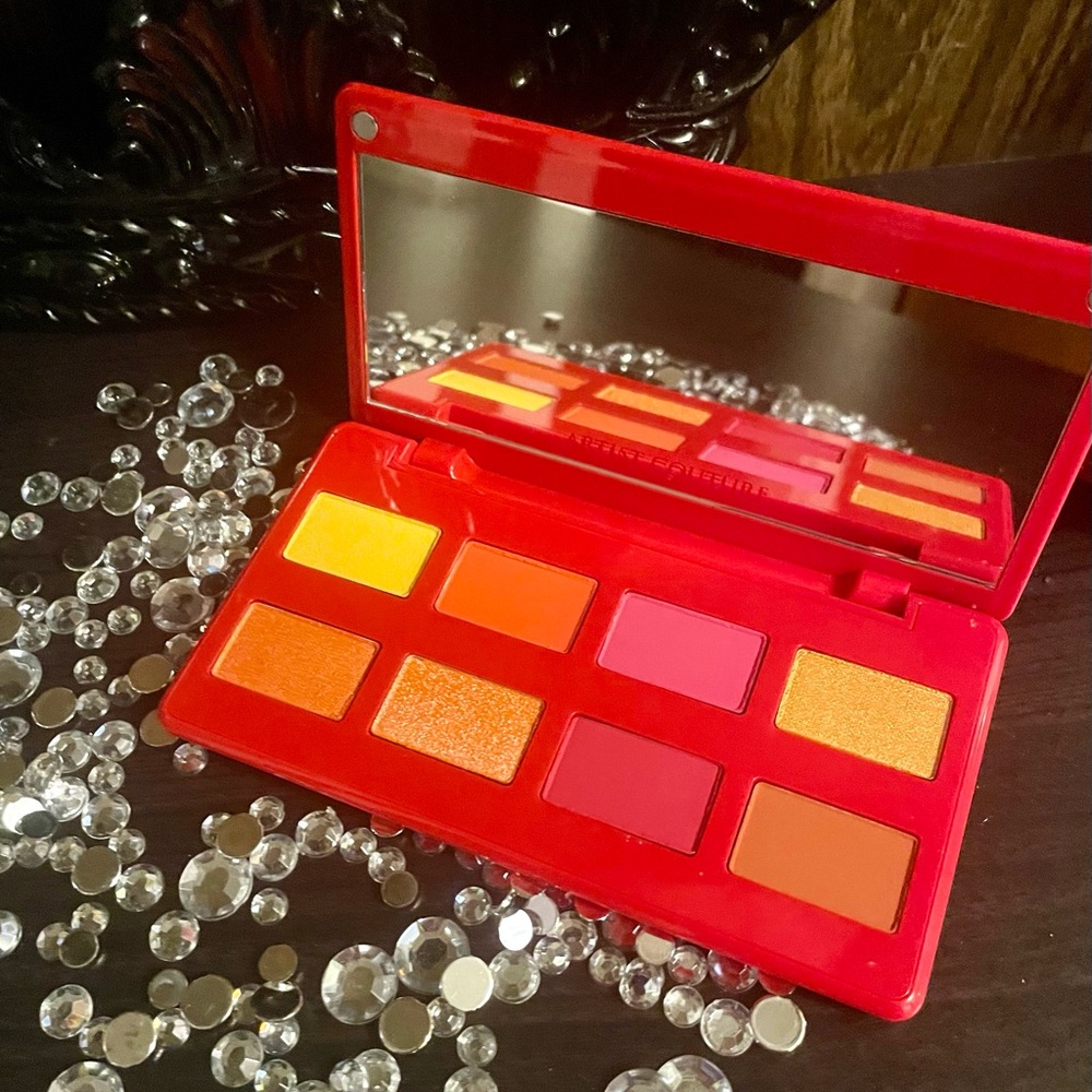 CALIENTE Eyeshadow and Pressed Pigment Pallette
